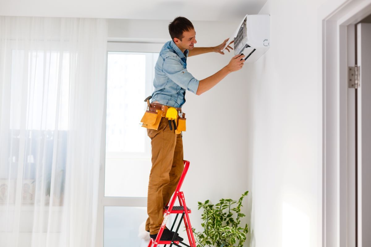 tech installing ac unit